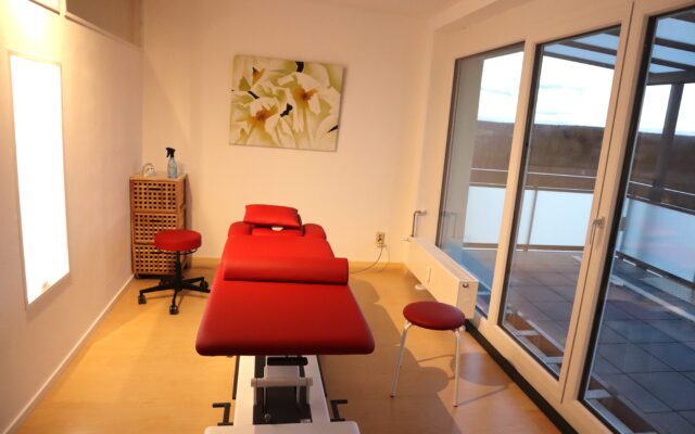 Behandlungsraum mit Blick auf Schwarzwald